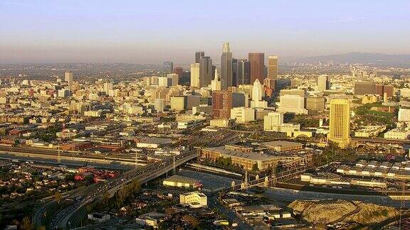 日出时洛杉矶市中心的鸟瞰图