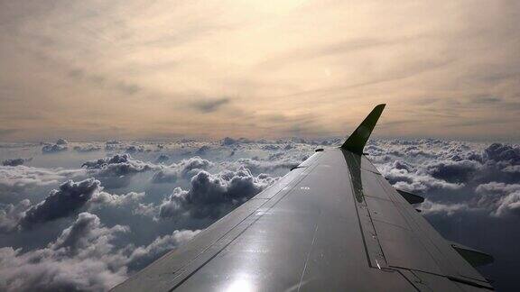 黎明时分一架飞过云层的飞机