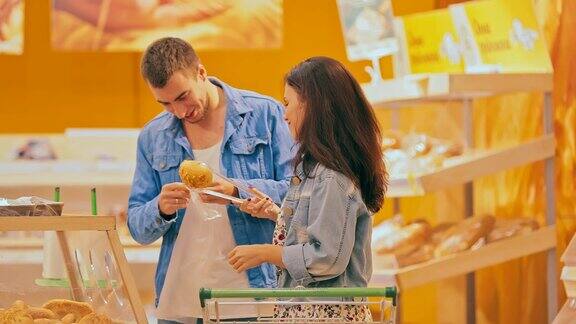 好家伙把包打开好久姑娘包了个包子一对夫妇在面包店选了一个小圆面包