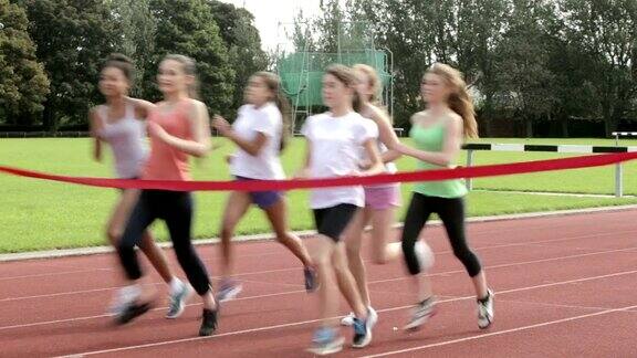 女运动员在跑道上跑步