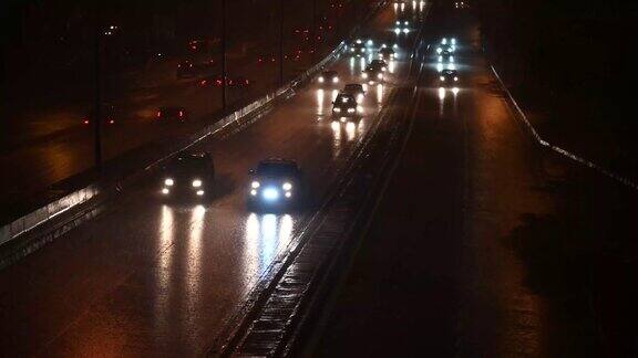 雨夜高速公路上驶过的汽车