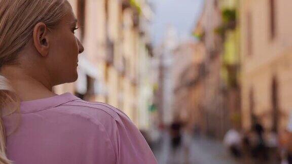 一个金发女人走在街上卡利亚里意大利