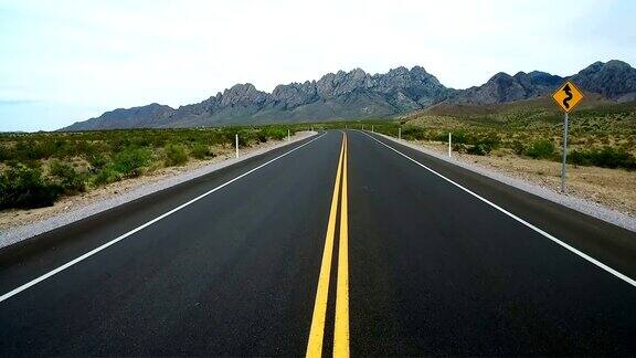 沙漠空旷的高速公路中心车道步行从脚向上看的标志