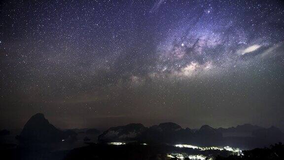 银河的时间圈和夜晚多云天空上的星星