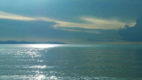 阳光反射在海洋与剪影岛