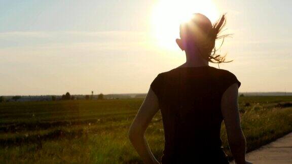 慢镜头:年轻女子在日落慢跑