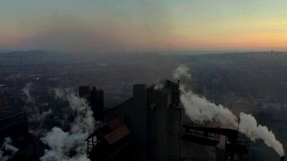 鸟瞰图工业城市的空气污染来自冶金厂
