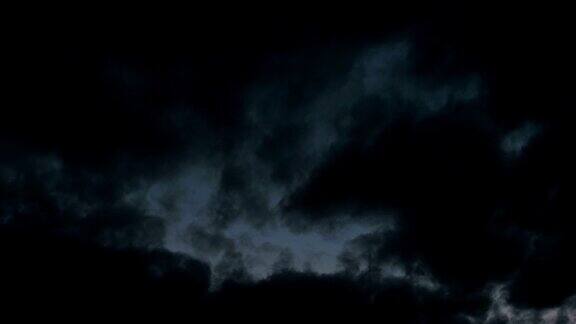 快速移动的暴风雨乌云与天空的间隙