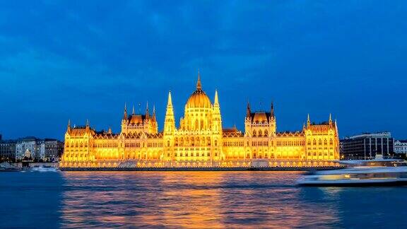 布达佩斯匈牙利议会和多瑙河的夜晚时光流逝匈牙利布达佩斯4K时间流逝