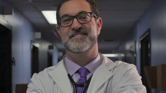 一位男医生戴着眼镜微笑着看着镜头