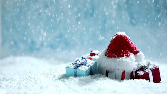圣诞老人的帽子和礼物在雪中