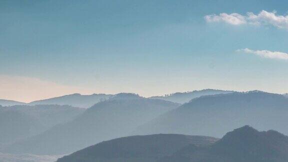 特兰西瓦尼亚山的阳光光束风景时光流逝