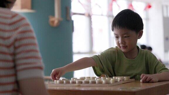 下中国象棋的小男孩