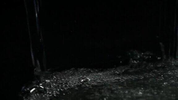 瀑布在黑色背景上的慢镜头