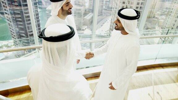 迪拜商业区的男同事们握手问候