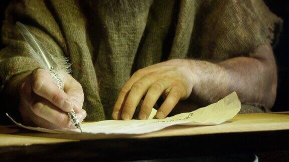 一个人用自来水笔在一张纸上写字