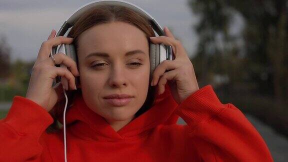 欧洲女人戴着耳机喜欢听音乐