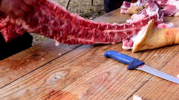 手切猪肉-新鲜屠宰的猪