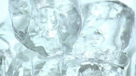 特写冰块在玻璃和旋转