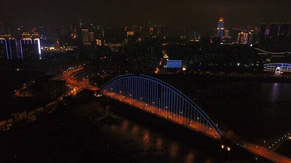 夜光照亮武汉市内著名的交通大桥江边航拍全景4k中国