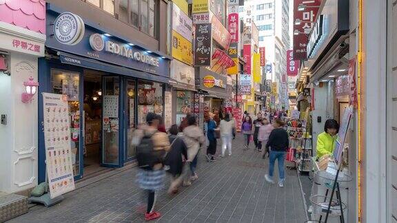 延时拍摄:韩国首尔明洞市中心购物街的行人