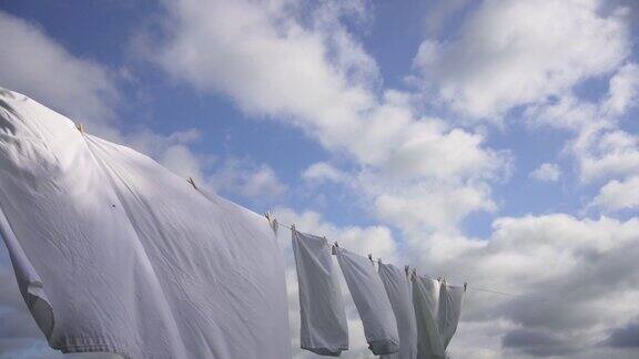 白色干净的床单在风中飘扬