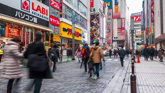 4K延时:放大熙熙攘攘的行人和在东京秋叶原社区街道电子城镇地区购买电子游戏、动漫和漫画的游客