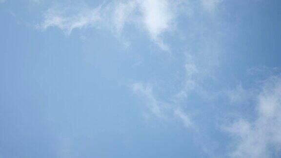 蓬松的云朵蓬松的白云蓝天的运动背景明亮的蓝天白云4k