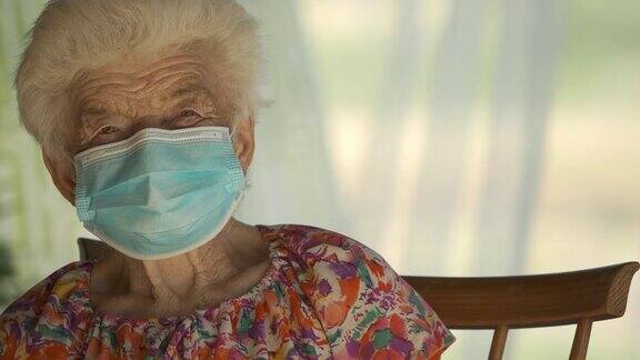 真实人物老年妇女戴口罩以避免传染病看着相机微笑