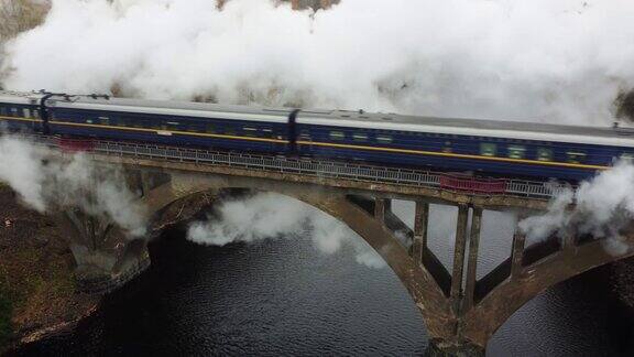  俄罗斯卡累利阿河桥上蒸汽机车冒烟航拍