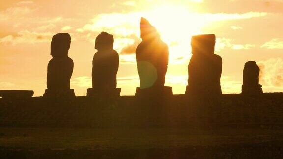 太阳耀斑:金色的夕阳照亮了复活节岛上的一排摩埃石像