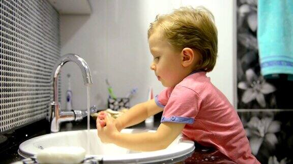 3岁的男孩在洗手