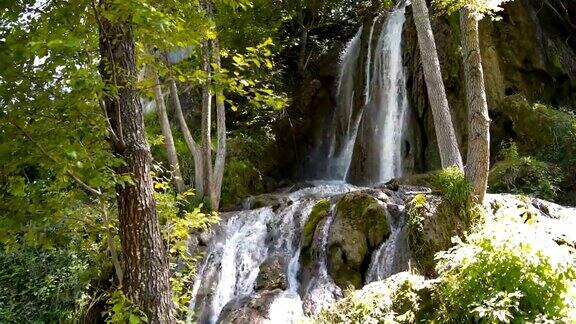 美丽的森林瀑布
