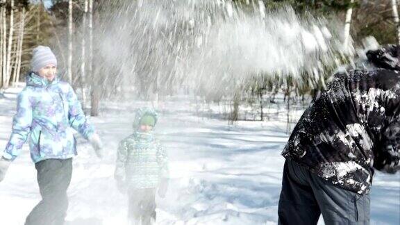 快乐的一家人在冬季公园玩雪球
