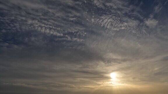 背景可爱的时间与云和太阳循环视频