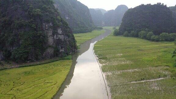 越南宁平省潭Coc洞的稻田、河流和山脉