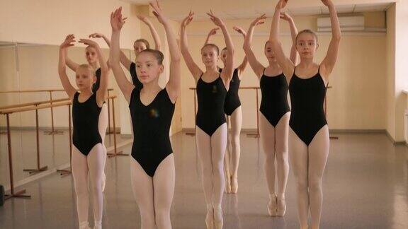 在古典舞蹈工作室里年轻优雅的芭蕾舞者穿着足尖鞋