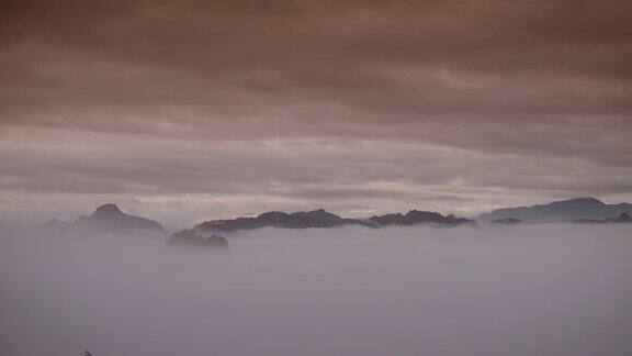 山景与日出的时间流逝和移动的雾自然镜头背景