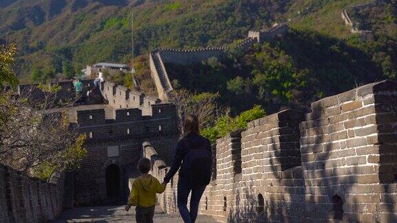 斯坦尼康镜头拍摄了一个年轻的女人和她的小儿子走下中国长城的楼梯