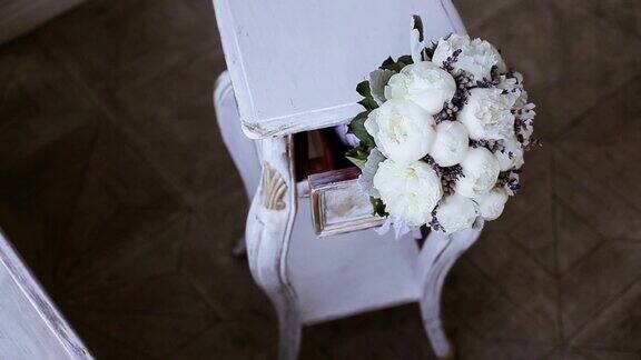 美丽的婚礼彩色花束为新娘