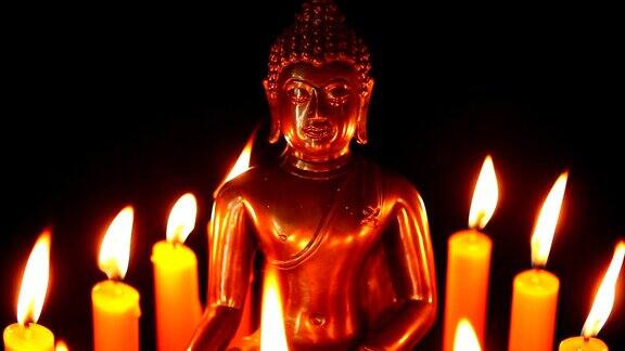 佛像和蜡烛在黑暗中