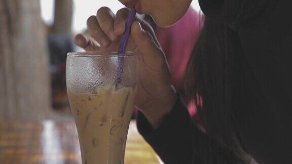 女孩在咖啡馆喝冰咖啡