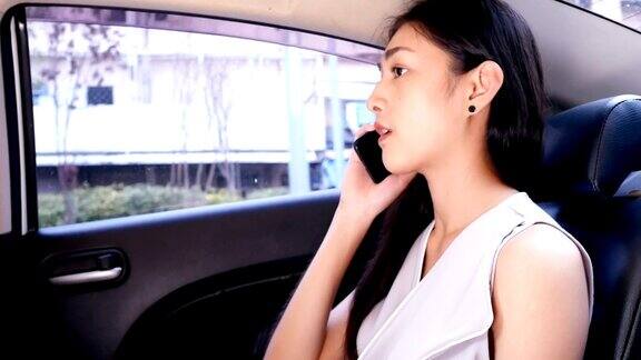 亚洲女性在车内使用智能手机