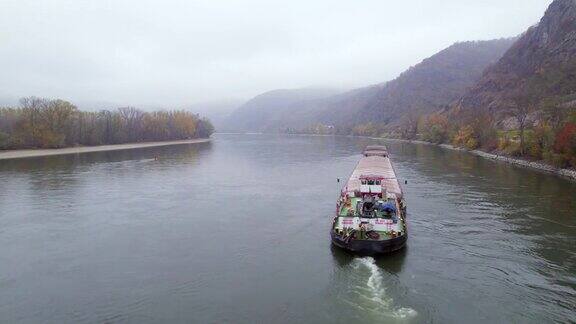 多瑙河上的一艘货船