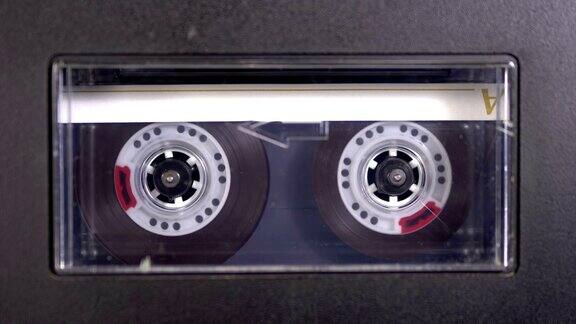 盒式磁带插入录音机的甲板上播放和旋转