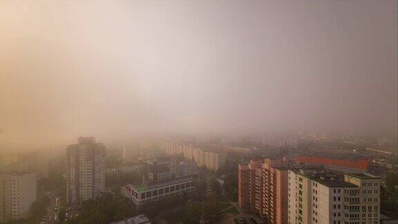 明斯克城市中心日出雾蒙蒙的时间屋顶全景4k时间推移白俄罗斯