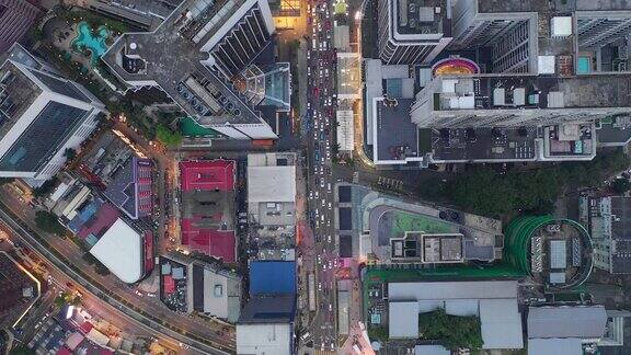 傍晚时分照亮吉隆坡市区交通街道十字路口高空俯视图4k马来西亚