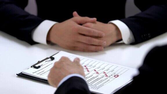 经理拒绝应聘者填写面试评估表招聘人员