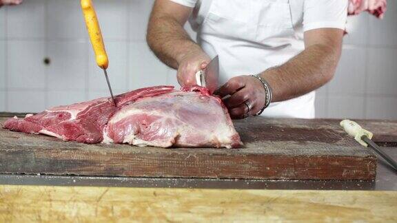 一个人在肉店准备切肉