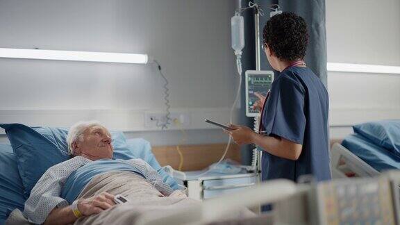 医院病房:友好的护士长向卧床的老年病人询问保健问题医生使用平板电脑做体检交谈老人手术成功后完全恢复